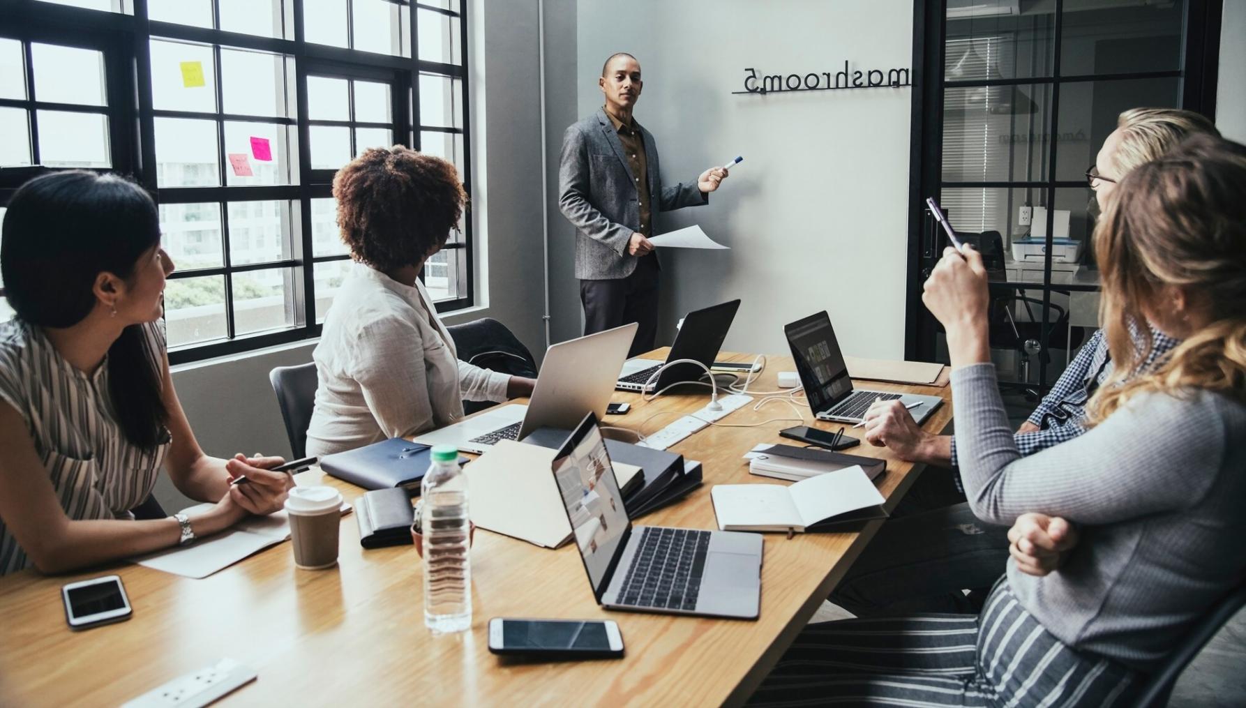 Notre équipe travaillant ensemble dans nos bureaux à Rennes